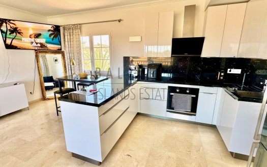 Kitchen & Dining